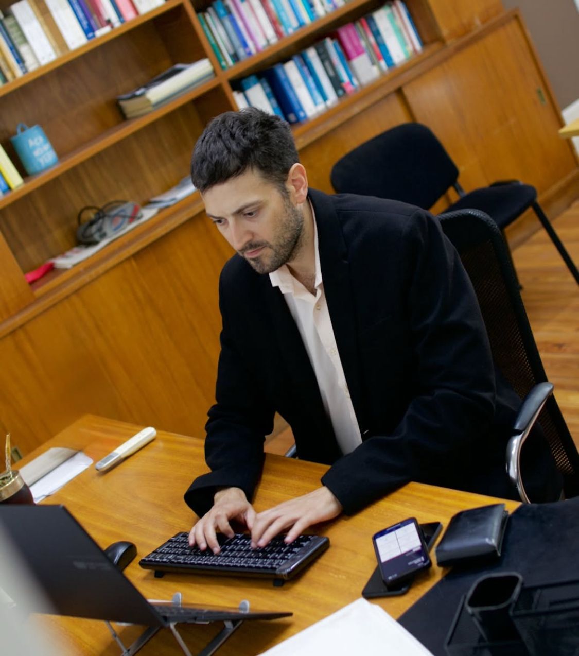 Dr. Mauricio Varela trabajando